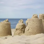 Near The Sea For 2 People, Prázdninový dům